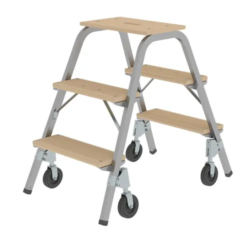 Stahl-Holz-Tritt mit Bockrollen | 2x3 Stufen | Industriequalität - Dieser stabile Tritt aus Stahl mit Holz-Stufen ist ideal für den professionellen Einsatz. Mit einer maximalen Belastung von 150 kg und rutschfesten Schuhen bietet er Sicherheit und Zuverlässigkeit. Inklusive Bockrollen für einfache Mobilität.