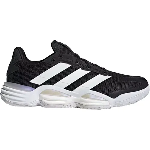 Adidas Stabil 16 Hallenschuhe - Schwarz - Die adidas Stabil 16 Hallenschuhe bieten optimale Unterstützung und Kontrolle für schnelle Bewegungen. Mit atmungsaktivem Obermaterial und einer energierückgebenden BOOST-Mittelsohle sind sie ideal für intensive Spiele und umweltbewusst durch recycelte Materialien.