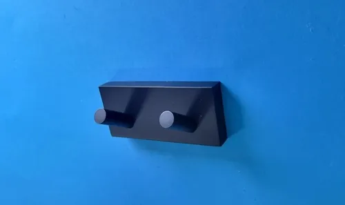 Smedbo House Doppelter Handtuchhaken RB356 schwarz - Handtuchhalter aus hochwertigem Messing, elegantes schwarzes Finish, ideal für jedes Zimmer und sorgt für Ordnung und Stil in Ihrem Zuhause.