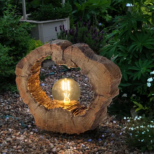Solarlampe Outdoor Garten - Baumscheibe in Holzoptik - Lampen - Diese Solarleuchte in Baumscheiben-Design sorgt für stimmungsvolles Licht im Garten und ist spritzwassergeschützt. Ideal für eine warme Atmosphäre, mit ca. 6 Stunden Leuchtdauer.