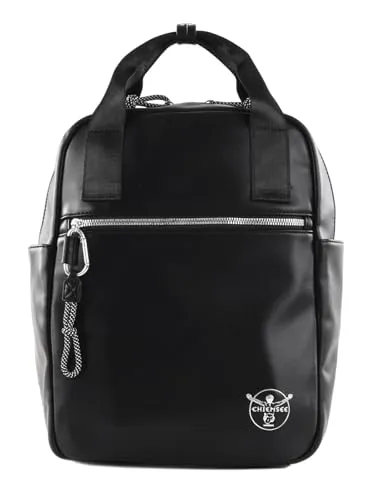 Chiemsee Backpack Black - Tagesrucksack für den Alltag, stylisch und praktisch mit kompakten Maßen von 30 x 33 x 11 cm, ideal für stressfreies Reisen und täglichen Gebrauch.