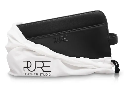 PURE Leather Studio Kulturbeutel Atlas - Handgefertigte Rindsleder Waschtasche für Reisen - Kulturbeutel Atlas von PURE Leather Studio®: Großzügige, stilvolle und funktionale Kulturtasche aus hochwertigem Rindsleder, ideal für Reisen und perfekt für Badezimmer oder Hotel.