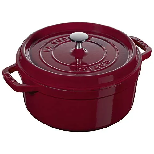 Staub Ronde Cocotte 24 cm Bordeauxrot - Bräter aus Gusseisen, ideal für Schmorgerichte und Backofen, speichert Hitze perfekt für aromatisches Kochen.