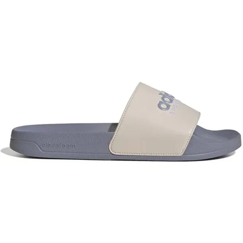 ADIDAS Herren Badeslipper Shower Adilette - Badeschuhe mit schnellem Trocknen und bequemem Slip-On-Design, ideal für Strand und Freizeit. Das Cloudfoam Fußbett bietet optimalen Halt und Komfort.