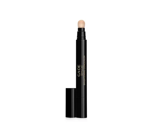 GA-DE Idyllic Brightening Concealer - Cremiger Concealer-Stift mit Pinselspitze zur gezielten Abdeckung von Augenringen und Unregelmäßigkeiten. Ideal für einen wachen, frischen Teint – praktisch für unterwegs und für alle Hauttypen geeignet.