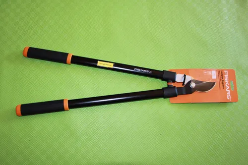 Fiskars L11 Bypass Astschere mit Taschenmesser - Astschere für präzise Schnitte bis 38 mm Durchmesser, ergonomischer 2-Komponenten-Griff für sicheren Halt und Komfort beim Schneiden.