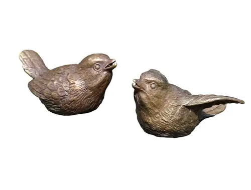 Bronzeskulpturen Skulptur Bronzefigur kleines Vogelpaar - Skulpturen für Innen und Außen, handgefertigte Bronzefigur eines liebevollen Vogelpaares, ideal für Garten oder Wohnraum.