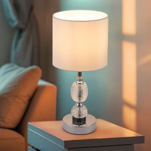 Kristallglas Tischleuchte - Elegante Nachttischlampe mit Chrom-Fuß - Tischleuchten für stilvolles Wohnen, diese 34cm hohe Lampe besticht durch edles Design und individuelle Lichtgestaltung dank E14 Fassungsoption.
