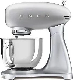 SMEG Standmixer Silber SMF02SVEU - Küchenmaschine mit 4,8 l Schüssel, ideal zum Kneten und Mixen, vereint elegantes Design mit leistungsstarker Funktionalität.