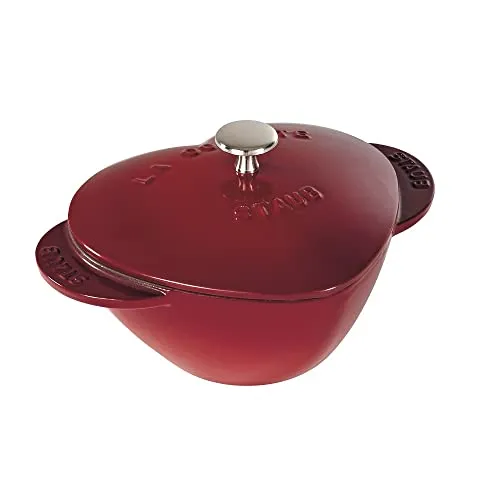 STAUB Cocotte Bräter Herz 20 cm - Gusseisen Bräter in Kirschrot, ideal für alle Herdarten inkl. Induktion, langlebig und pflegeleicht, perfekt für herzliche Gerichte.