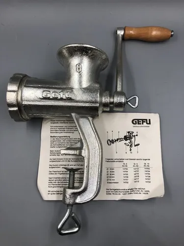GEFU Trica Fleischwolf Größe 5 - Robuster Fleischwolf aus verzinntem Gusseisen mit Edelstahlmesser, ideal für müheloses Zerkleinern. Mit extrahoher Tischklemme für maximale Stabilität und leicht zu reinigen.