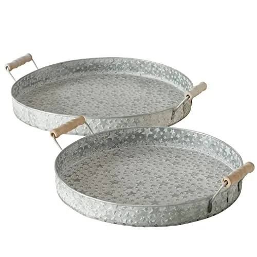 BOLTZE Tablett-Set Finno 2tlg. rund - Ø28cm & Ø34cm mit Griffen - Elegantes 2-teiliges Tablett-Set Finno in Silber mit Sternendekor. Ideal zum Servieren und Dekorieren, sowohl drinnen als auch draußen. Praktische Griffe sorgen für einfachen Transport.