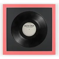 K-Möbel Schallplatten Rahmen Rot 40x40cm mit Passepartout - Praktischer Bilderrahmen für 12-Zoll-Schallplatten im 40x40 cm Format. Aus hochwertigem Echtholz gefertigt, schützt er Ihre Vinyl-Schätze stilvoll und sicher. Ideal für kreative Wandgestaltungen.