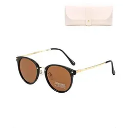 Polarisierte Sonnenbrille mit Braunem Glas und Schwarz-Goldem Gestell - Genieße den Sommer in Stil! Diese polarisierte Sonnenbrille mit braunem Glas und elegantem schwarz-goldenem Gestell bietet optimalen UV400-Schutz und klare Sicht – ideal für jeden Tag im Freien.