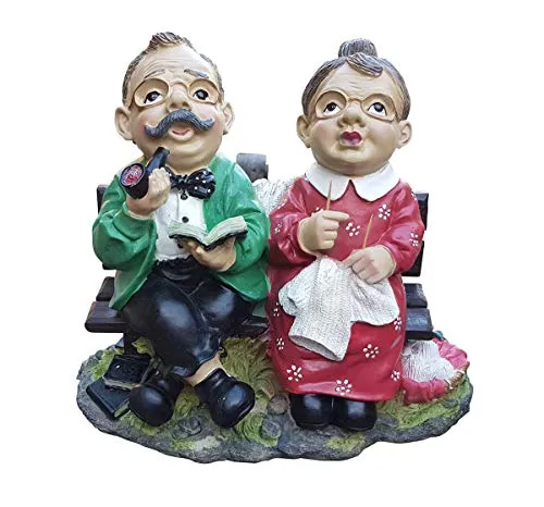 Fachhandel Plus Gartenfigur Opa und Oma auf Einer Gartenbank - Originelle Gartenfigur für drinnen und draußen, handbemalt und ein lustiges Highlight für jeden Garten. Maße: ca. 25,5 x 30,5 x 17,5 cm, Material: Polyresin.