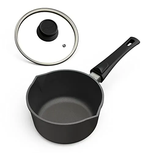 Hoffmann Stielkasserolle Ø 18 cm mit Ausguss und Deckel - Die Hoffmann Stielkasserolle bietet erstklassige Antihafteigenschaften für fettfreies Kochen. Mit robustem Aluminium-Handguss und sicherem Glasdeckel für einfaches Portionieren und Umgießen. Ideal für alle Herdarten!