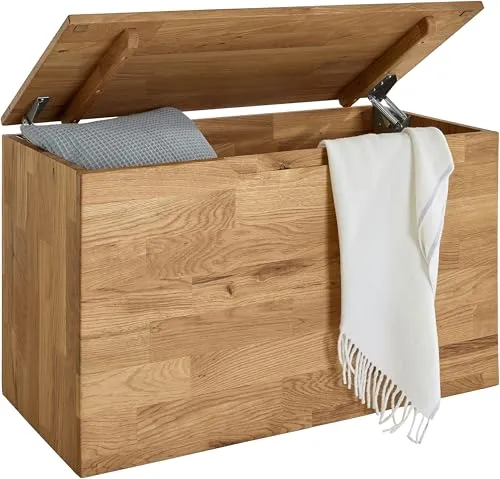 TaBoLe Möbel Truhe Santos – Hochwertige Holztruhe aus Kernbuche oder Wildeiche - Praktische und stilvolle Truhe aus massivem Holz, ideal für Stauraum in jedem Raum. Die geölte Oberfläche und moderne Ausfräsung bieten Komfort und Langlebigkeit.