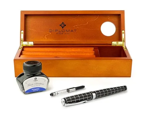 DIPLOMAT Füllhalter Excellence A2 Raute guillochiert lapis schwarz – Komplettset - Eleganter Füllhalter Excellence A2 von Diplomat im Set mit Tintenkonverter und Königsblau-Tinte. Perfekte Balance und Komfort für ein erstklassiges Schreiberlebnis. Hergestellt in Deutschland.