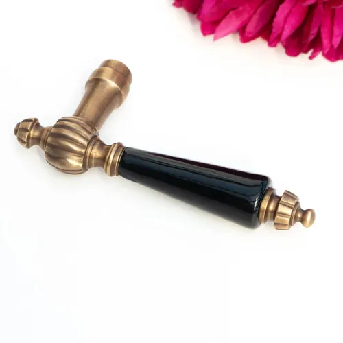 Türklinke mit schwarzem Porzellangriff | Patiniertes Messing - Elegante Türklinke aus patiniertem Messing mit stilvollem schwarzen Porzellangriff. Perfekt für einen edlen Akzent in Ihrem Zuhause.