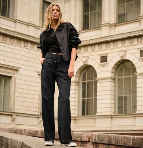 MAC Stretch-Jeans in Schwarz - Modische Stretch-Jeans für optimalen Tragekomfort. Pflegeleicht und ideal für den täglichen Einsatz. Größe 40/30, perfekt für jeden Anlass.
