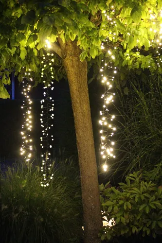 LED Lichterzauber Eisregen Lichterkette 360 LED - Weihnachtsbeleuchtung mit beeindruckendem Snowfall Effekt, ideal für festliche Akzente. Mit 3 Strängen und Timer für automatisches Leuchten.