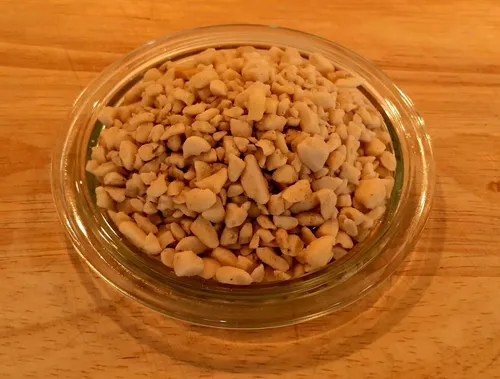 LanDixx Erdnüsse gehackt 10 kg - Ideales Vogelfutter - Vogelsnacks für kleinschnäbelige Vögel, reich an Energie und Vitaminen, perfekt für Herbst und Winter. Blanchiert und rein, ohne Schalenreste - auch für Eichhörnchen und Papageien geeignet!