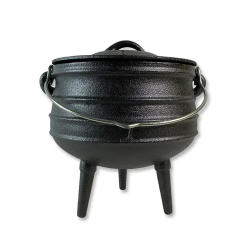 BBQ Feuertopf Potjie 3L - Gusseisen Kochtopf - Grillzubehör mit 3 Litern Volumen, bereits eingebrannt und perfekt für schmackhafte Gulaschgerichte im Freien.
