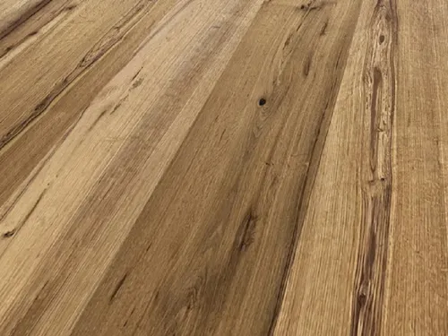 Parkett Intra Promo Eiche rustikal naturhell geölt - Hochwertiges Parkett in rustikalem Design, perfekt für den Landhausstil. Mit gebürsteter Oberfläche und einfacher Verklebung bietet es eine elegante Lösung für Ihr Zuhause.