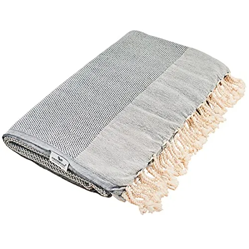 Carenesse Tagesdecke Favo Queen Size 240 x 200 cm grau-blau - Hochwertige Bettdecke aus 100% Baumwolle mit feiner Strickoptik, ideal als stilvoller Überwurf für Bett und Sofa. Pflegeleicht und atmungsaktiv für höchsten Komfort.