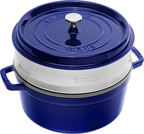 STAUB Gusseisen Bräter/Cocotte 26 cm - Auflaufform mit 5,2 L Volumen und Dämpfeinsatz aus Edelstahl, ideal für saftiges Garen auf allen Herdarten inkl. Induktion, mit spezieller Tropfenstruktur für optimale Befeuchtung.