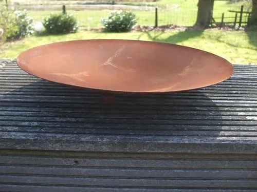 Wunderschöne Eisenschale auf Kugeln, 42 cm - Dekoschale mit Rostpatina, ideal für Innen- & Außenbereich, verleiht Balkonen und Gärten einen stilvollen Akzent.