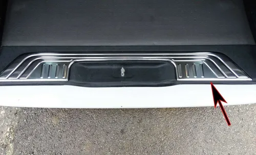 RECAMBO Ladekantenschutz für MERCEDES VITO, V KLASSE, W447 - Abdeckblenden mit hochwertigem V2A Edelstahl für perfekten Schutz vor Kratzern und exklusive Optik. Einfache Montage dank vormontiertem Spezialklebeband und 100% Passgenauigkeit.