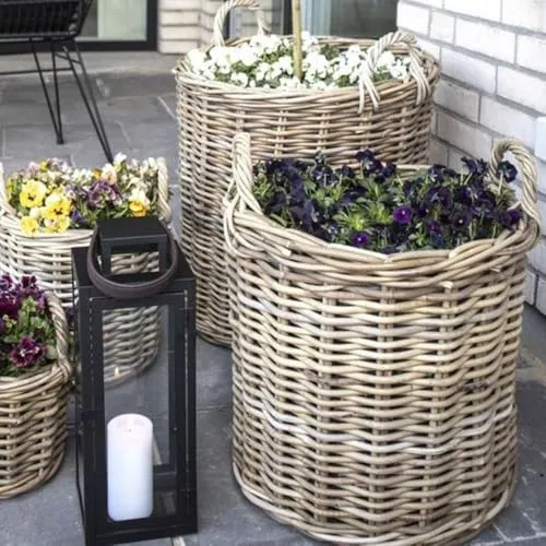 Rattankorb BAKUL rund 50cm – Stilvoller Pflanzkorb mit Griffen - Regalkorb aus hochwertigem Rattan in Grey, ideal zur stilvollen Aufbewahrung oder für Pflanzen. Jeder Korb ist ein Unikat, das Ihrem Zuhause einen individuellen Charme verleiht.