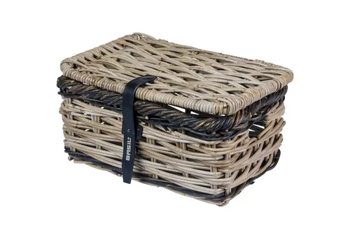 Basil Fahrradkorb Dijon mit Deckel - Luxuriöser Rattankorb für Fahrräder, handgeflochten mit eleganter grauer Farbe und sicherem Lederverschluss. Ideal für den Transport kleiner Gegenstände.