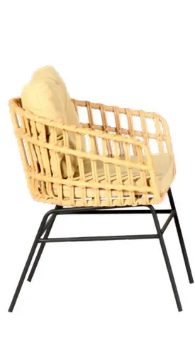 Beige Lounge Sessel für Garten und Terrasse – Modern und Komfortabel - Moderner Lounge Sessel in Beige, ideal für Terrasse oder Balkon. Mit Kissen für zusätzlichen Komfort und einem stabilen Holz-Rattan-Gestell. Perfekt für entspannte Stunden im Freien.