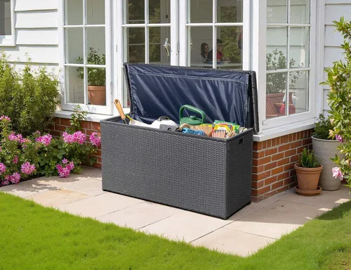 OUTFLEXX Kissenbox Rocking - Praktische Kissenbox aus Polyrattan für den Außenbereich, bietet viel Stauraum für Auflagen und Kissen. Mit stabilem Aluminiumgestell und schickem Design schützt sie Ihre Polster vor Witterungseinflüssen.