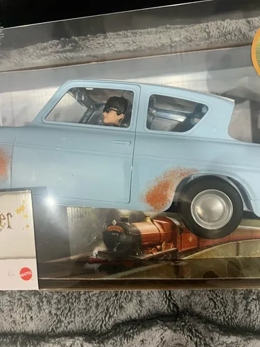 Harry Potter und Ron Weasley im fliegenden Auto - Spielset mit Puppen - Puppensets für Kinder ab 6 Jahren, erlebe Harrys und Rons Abenteuer mit dem detailgetreuen Ford Anglia und beweglichen Puppen für kreative Spielmöglichkeiten.
