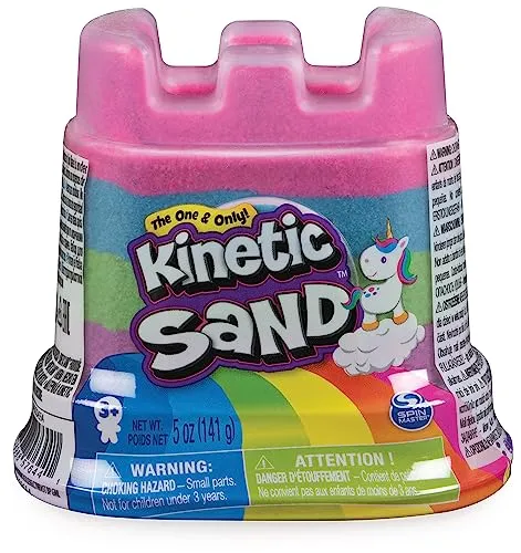 Kinetic Sand Regenbogen Einhorn Behälter - 141 g magischer Sand in leuchtenden Farben - Wiederverschließbarer Behälter mit 141 g Kinetic Sand in vier Regenbogenfarben. Fördert Kreativität und Tastsinn, ideal für Kinder ab 3 Jahren. Perfekt als Geschenk oder Mitbringsel!