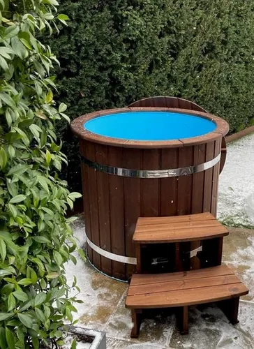 Whirlpool Holzbadewanne für Garten und Outdoor-Spa - Rund und komfortabel für 2 Personen, mit 700 L Fassungsvermögen. Hochwertiges Holzmaterial für entspannende Stunden im Freien. Ideal für Garten- und Wellness-Oasen.