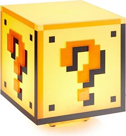 Super Mario - Question Block Lampe - Offiziell lizenzierte dekorative Lampe in Form des berühmten Fragezeichenblocks. Ideal als Nachtlicht oder für die Gaming-Ecke, betrieben über USB oder Batterien. Maße: 16 × 16 × 18,5 cm.