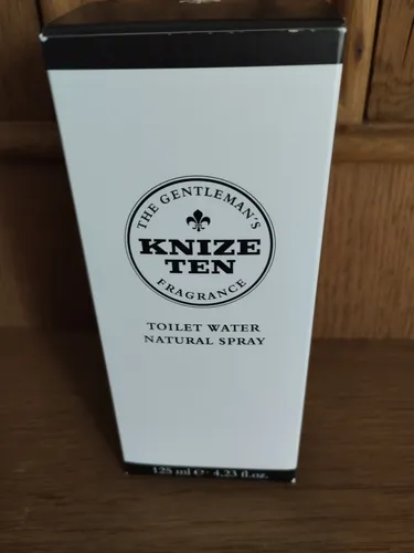 Knize Ten Toilet Water Spray 125 ml - Herrenduft mit traditionellem Charme, kraftvollem Leder-Akkord und frischen Zitrusnoten – ideal für stilbewusste Männer in jeder Situation.