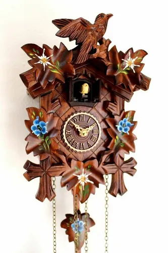 CLOCKVILLA HETTICH-UHREN Schwarzwälder Kuckucksuhr - Kuckucksuhren aus massivem Holz, bemalt mit Edelweiss und Enzian. Genießen Sie den Kuckucksruf und das Wasserfallgeräusch. Mit manueller und nächtlicher Abschaltung für optimalen Komfort.
