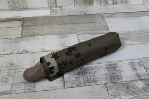 Esprit Taschenregenschirm Taupe Flower - Taschenschirm für Damen von Esprit, leicht und kompakt mit Auf-Zu Automatik, ideal für die Handtasche. Umweltfreundlich aus recyceltem Polyester, mit stilvollem Blumenmuster und soft touch Griff.