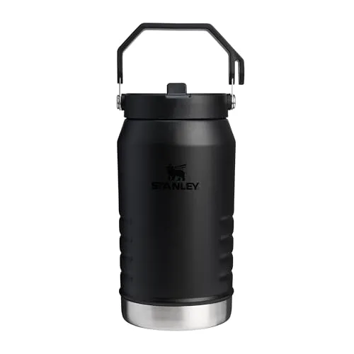 Stanley The Iceflow Flip Straw 2.0 64oz Isolierbecher - Isolierflasche 1.9L in schwarz mit Trinkhalmdeckel, hält Getränke stundenlang kalt - perfekt für lange Tage unterwegs.