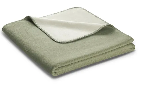 Biederlack Wohndecke Melange Doubleface, jadegrün-natur - Wohndecke mit geketteltem Zierstich, ideal für gemütliche Abende. Hergestellt aus hochwertiger Baumwolle, bietet sie optimalen Komfort und Stil.