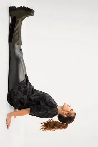 Studio Untold Lederstiefel mit Elastik-Einsatz und Plateau-Sohle in Grün (Weite H, Größe 43) - Modische Lederstiefel mit elastischem Einsatz und komfortabler Plateau-Sohle. Ideal für stilbewusste Trägerinnen, die Wert auf Qualität und Bequemlichkeit legen.