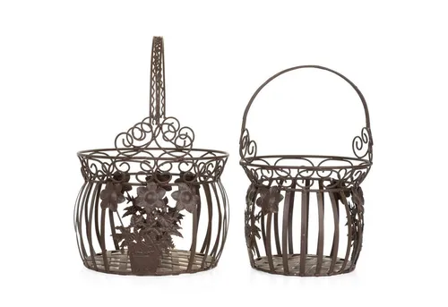 Moritz Blumentopf Pflanzkörbe Metall 2er Set braun - Stilvolle Pflanzkörbe aus robustem Metall im 2er Set. Ideal für die kreative Gartendekoration oder als Hängekorb für Ihre Pflanzen. Maße: 26x26x37 cm.