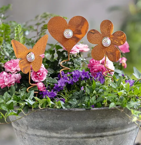 Metall Garten Stecker Herz Blume Schmetterling 3er Set – Rustikale Outdoor Deko - Set aus 3 wetterfesten Gartensteckern aus Metall, ideal zur Verschönerung Ihres Gartens oder Balkons. Mit charmanten Motiven bringen sie Farbe und Freude in Ihren Außenbereich.