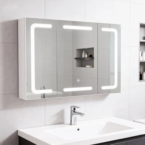 Metall Spiegelschrank mit LED Beleuchtung und Steckdose Drei Türen Badschrank mit Spiegel und Ablage Dimmbar Dual-Touch-Schalter - Weiß