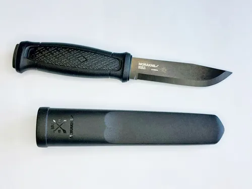 Morakniv Garberg Outdoormesser - Hochwertiges Outdoormesser aus Kohlenstoffstahl mit Full Tang Griff und vielseitiger Multi-Mount-Scheide. Ideal für Abenteuer, Camping und Outdoor-Liebhaber.